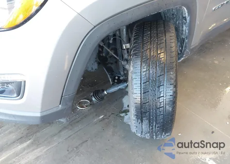 2018 Jeep Compass Latitude 4X4 z USA, uszkodzony, nr VIN 3C4NJDBB9JT185971